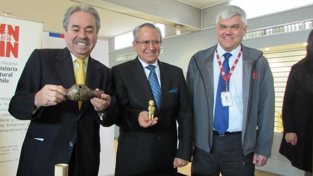 De izquierda a derecha: el Embajador de Perú, Fernando Rojas, el Embajador de Ecuador, Homero Arellano y Claudio Gómez, director del MNHN.
