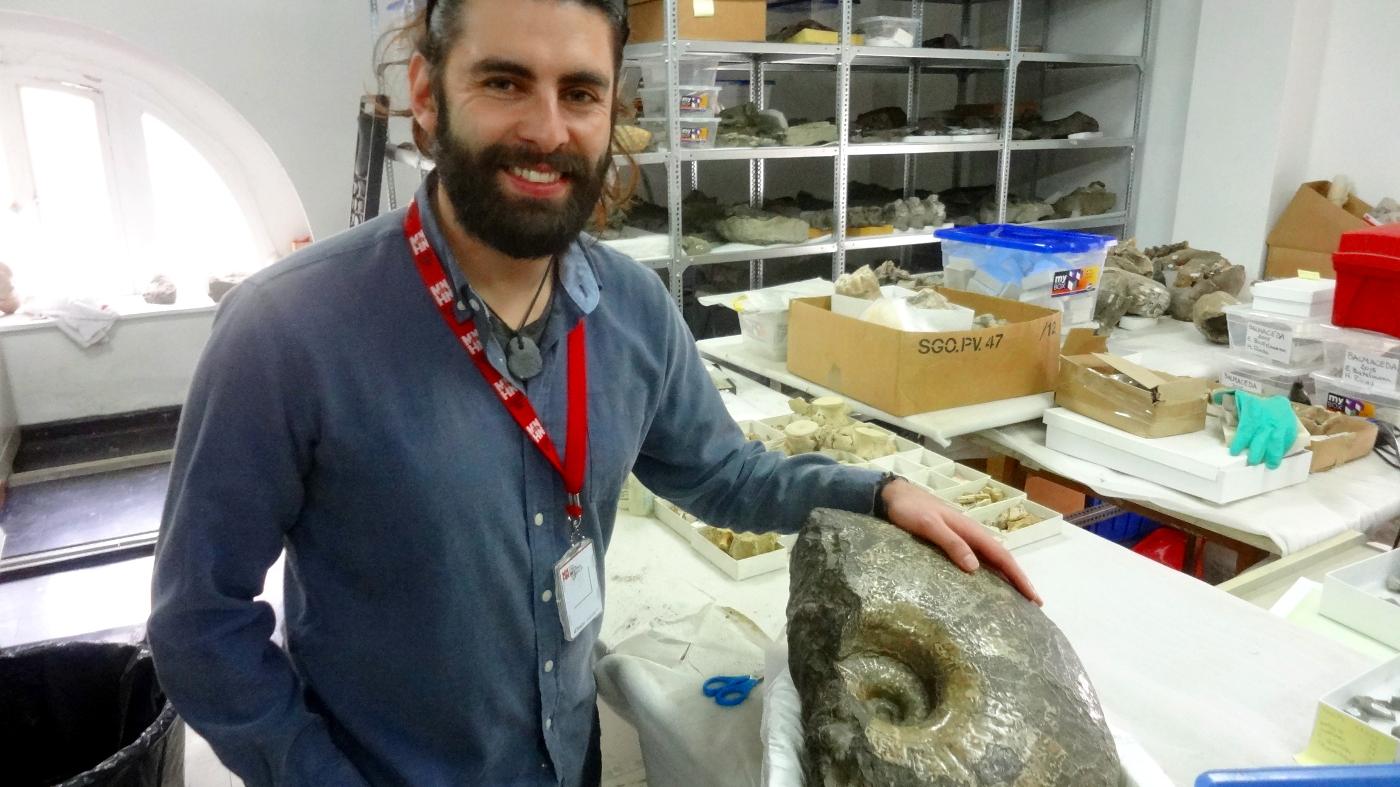 Leonardo Pérez, junto con un ammonite