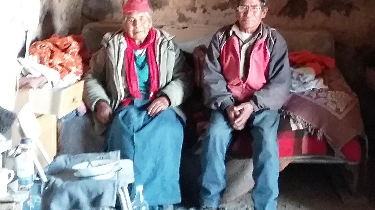 Doña Audina Vilca y su trabajador Cenón Yucra al interior de su habitación. Nótese la hermosa techumbre de madera de cactus recubierta con paja. Junio 2017.