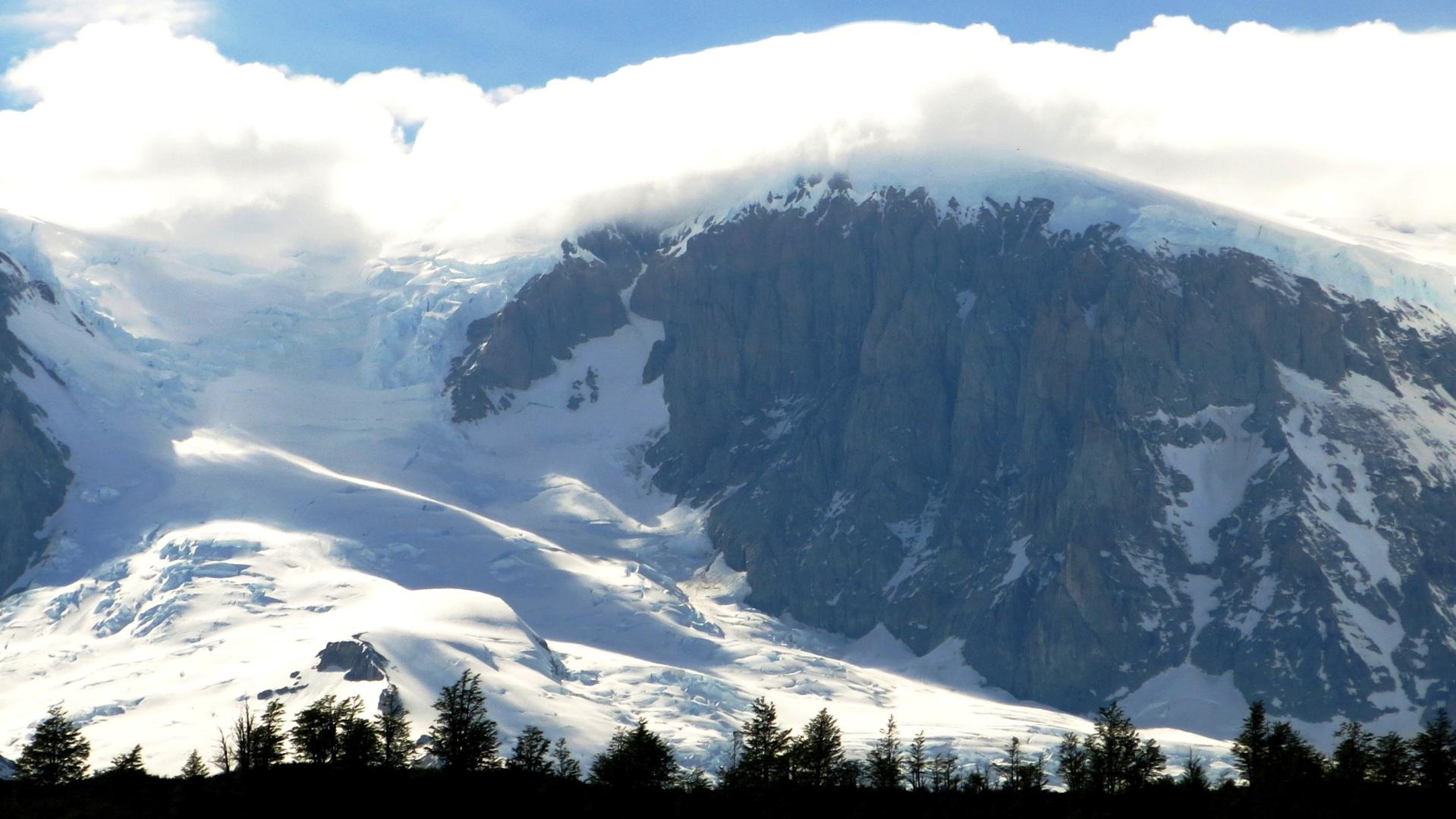 Vista del monte Cochcrane cubierto por el glaciar Calluqueo.