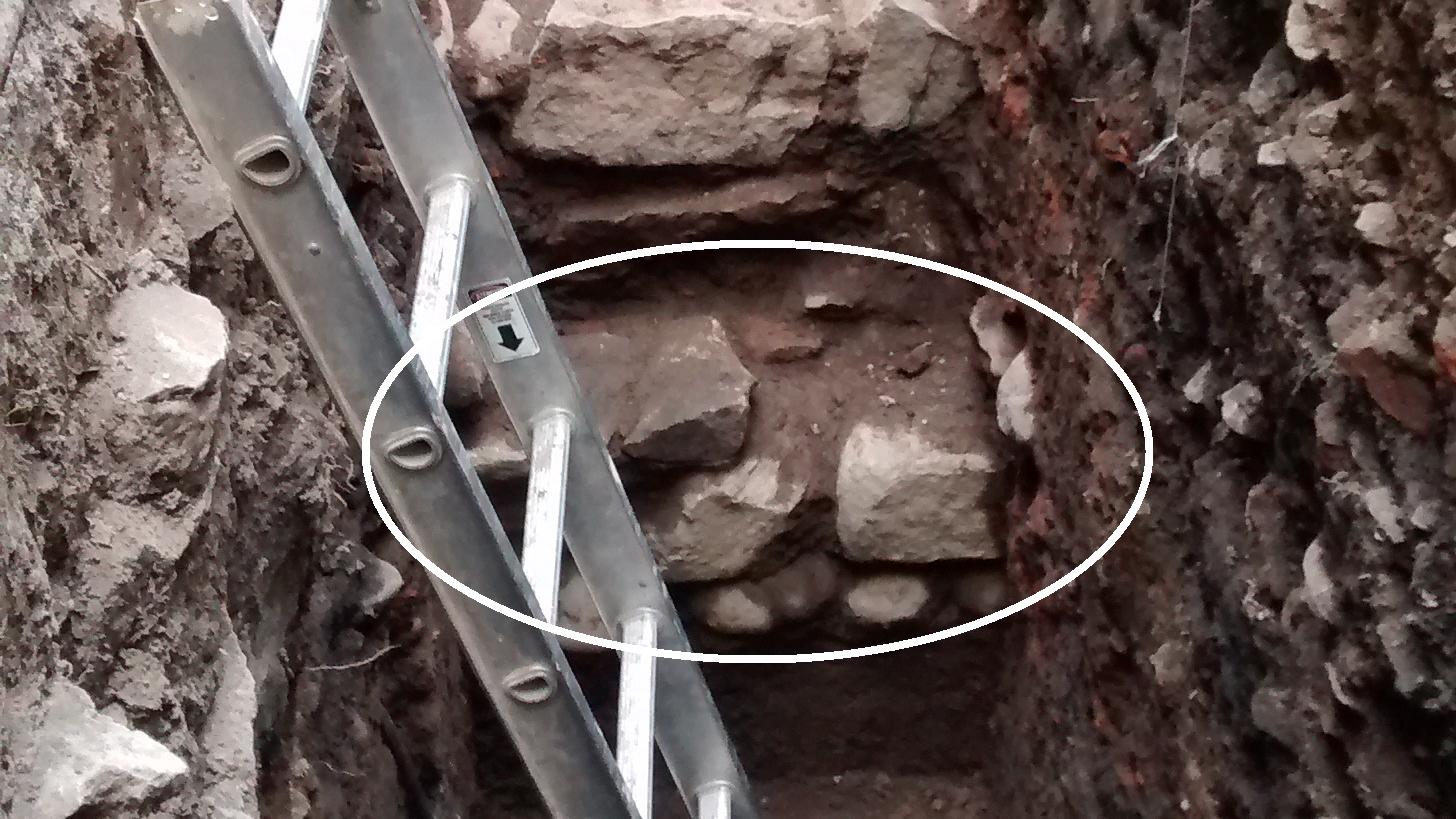 Excavación en Patio Los Naranjos de la Catedral Metropolitana. Abajo se ve el cimiento del muro posiblemente incaico, con su base de piedras rodadas (guijarros).